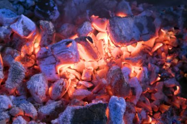 Barbeue, doğal arka plan veya doku gri ash ile parlak parlayan sıcak kömürleri