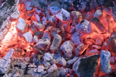 Barbeue, doğal arka plan veya doku gri ash ile parlak parlayan sıcak kömürleri