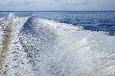Köpüklü dalgalar ve spreyler fast motorlu tekne arkasında büyük tekne iz