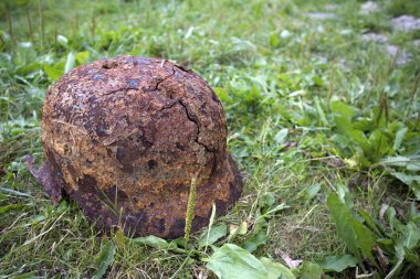 Eski paslı Alman kask delikleri ve çim üzerinde yalan çatlaklar ile ikinci Dünya Savaşı