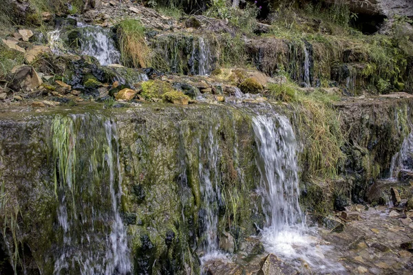 千年冷たい森の小川 滝滑りやすいコケと岩の上を少し — ストック写真