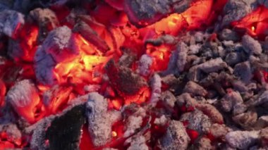 Yavaş yavaş yaklaşan Barbekü için gri ash ile parlak parlayan sıcak kömürleri