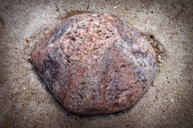 Yarısı beton yüzeyi, arka plan karanlık skeç ile sabit küçük yuvarlak Pembe Granit taş