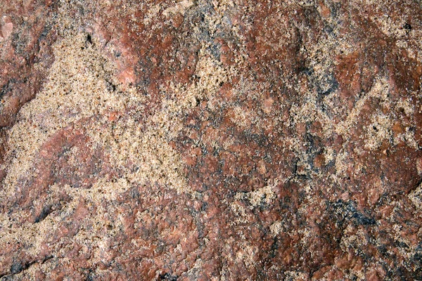 Oneffen Oppervlak Van Roze Graniet Boulder Gedeeltelijk Bedekt Met Zand — Stockfoto