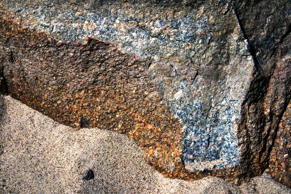 Antigua Roca Colorida Rota Erosionada Primer Plano Las Dunas Arena —  Fotos de Stock