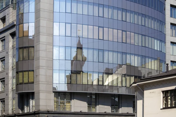 Reflejo Distorsionado Antigua Catedral Ortodoxa Las Ventanas Del Edificio Moderno — Foto de Stock