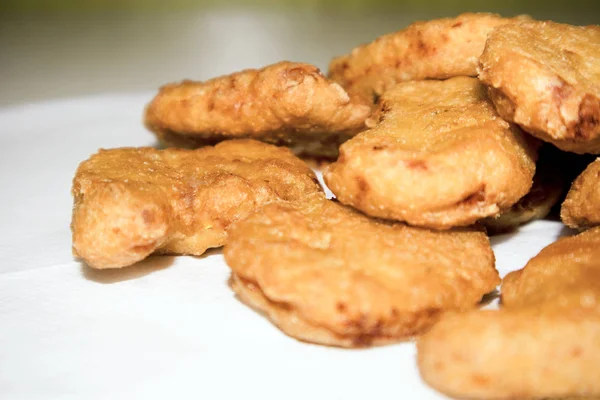 Högen Friterad Krispig Kyckling Nuggets Liggande Vita Bordet — Stockfoto