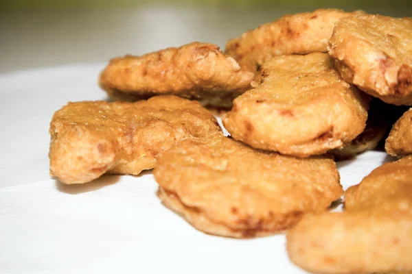 Montón Nuggets Pollo Crujientes Fritos Acostados Mesa Blanca —  Fotos de Stock