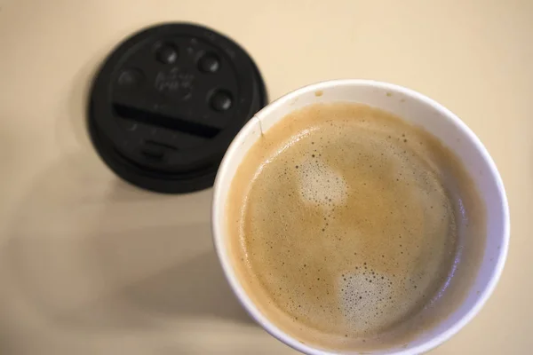 Ştah Açıcı Sabah Kahve Köpüğü Ile Tek Dış Kupası Closeup — Stok fotoğraf