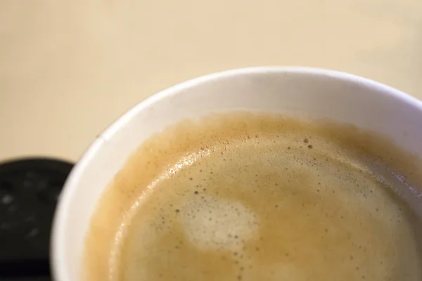 Widok Góry Zbliżenie Jednorazowe Cup Apetyczny Porannej Kawy Pianką — Zdjęcie stockowe