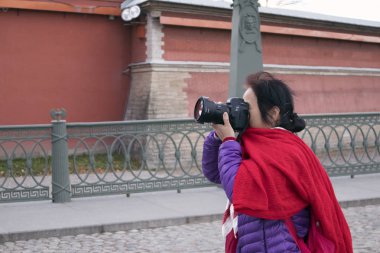 Saint-Petersburg, Rusya, 19 Ekim 2018. Asyalı kadın turist fotoğraf Peter ve Paul kale yapma