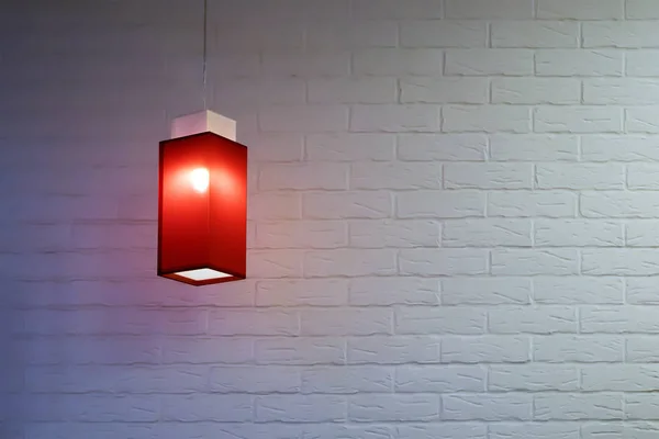 Один Красный Удлиненный Квадратный Кулон Электрическая Лампа Против Белой Кирпичной — стоковое фото