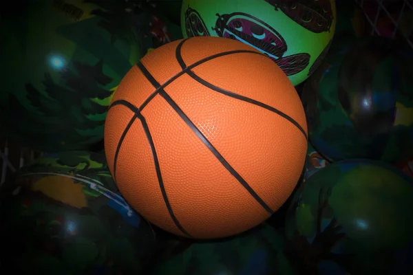 Parlak Turuncu Basketbol Topu Boyalı Yeşil Topları Karanlık Skeç Ile — Stok fotoğraf