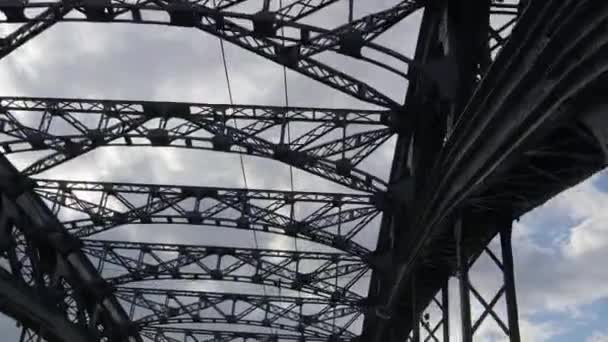 Puente Acero Arqueado Con Vigas Soportes Vista Inferior Contra Cielo — Vídeo de stock