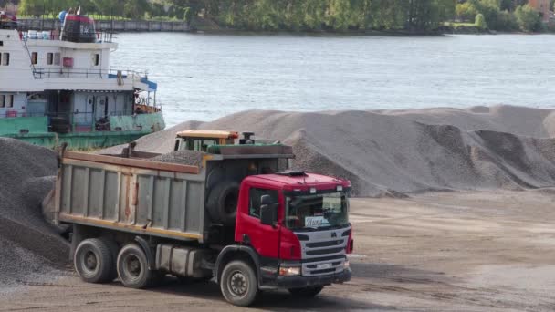 Bulldozer Carga Escombros Camión Pequeño Puerto Carga Fluvial — Vídeo de stock