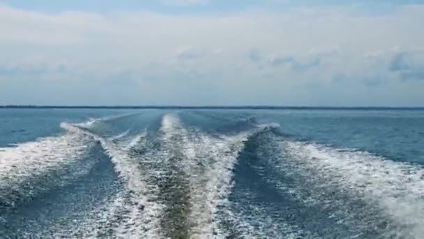 Grote Boot Trail Met Schuimende Golven Sprays Achter Snelle Motorboot — Stockvideo