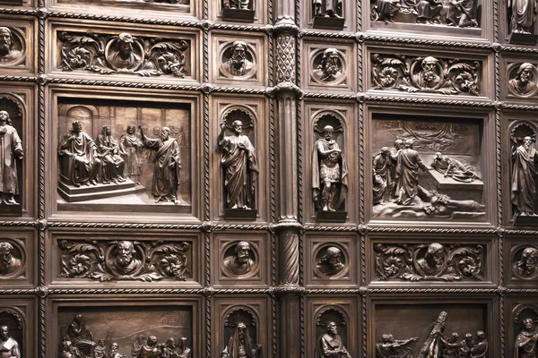 Feuille Porte Massive Bois Antique Avec Des Figures Bois Sculptées — Photo