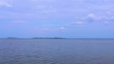 Bulutlar ve uzaktan bir sürat teknesi video yeşil ada ile güzel güzel deniz manzarası