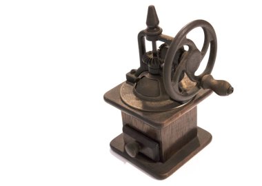 Eski el ile ahşap kahve öğütücü ile dişli çark beyaz arka plan üzerinde izole