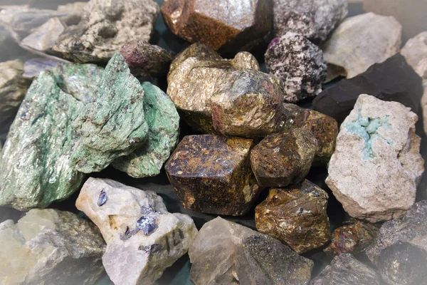 Gran Trozo Malaquita Cruda Entre Otros Fragmentos Piedra Exposición Minerales — Foto de Stock