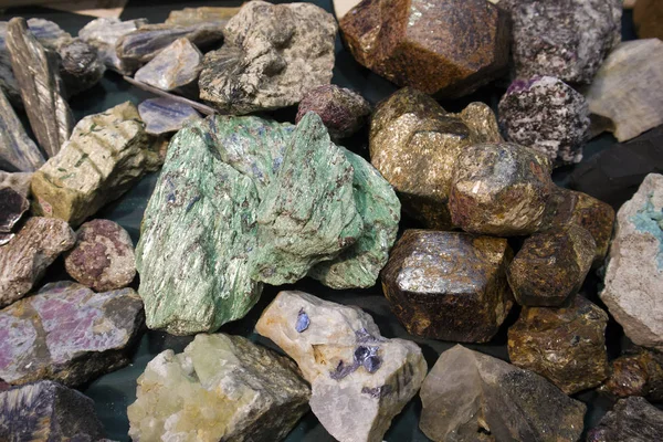 Великий Шматок Сирого Малахіту Між Іншими Фрагментами Каменю Виставці Мінералів — стокове фото