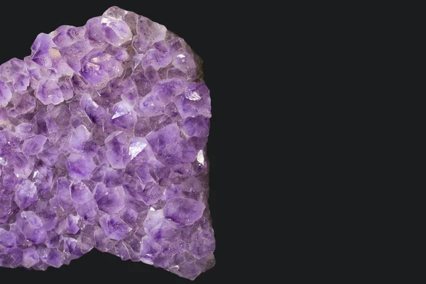 Potongan Besar Batu Ametis Mentah Hidup Pameran Mineral Terisolasi Latar — Stok Foto