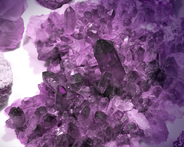 Yaşam Ham Ametist Mineraller Sergisinde Kristalleri Ile Kaplı Büyük Parça — Stok fotoğraf