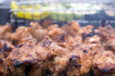 Şiş ile kavrulmuş tavuk et ve sebze sıcak ızgara closeup, hafta sonu Barbekü