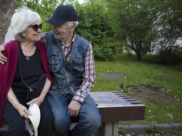 Gelukkige Oudere Lachende Paar Zittend Het Bankje Het Park Kijkt — Stockfoto