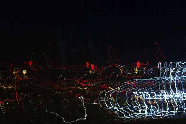 Различные Световые Следы Разноцветных Фонарей Проезжающих Автомобилей Рассеянных Темноте Длительное — стоковое фото