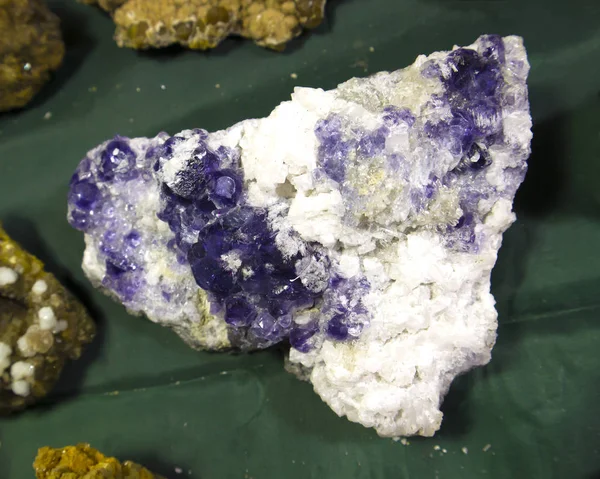 Mineraller Sergide Diğer Taş Parçaları Arasında Kalsit Ile Ham Florit — Stok fotoğraf