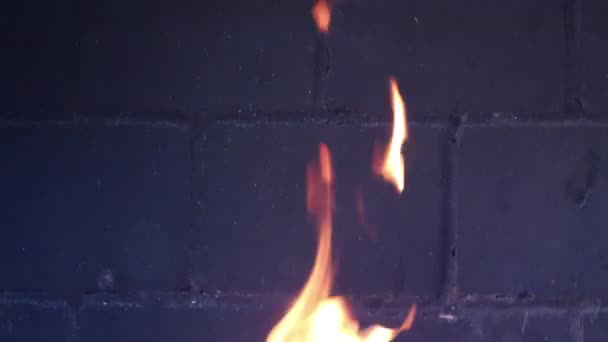 Развевающиеся Вилки Огня Большой Жаровне Против Обгоревшей Кирпичной Стены Природные — стоковое видео
