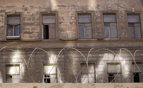Заброшенный Старый Дом Изогнутыми Стенами Разбитыми Окнами Предназначенными Сноса — стоковое фото