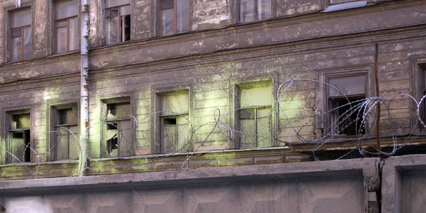 Casa Antigua Abandonada Con Paredes Curvas Ventanas Rotas Destinadas Demolición — Foto de Stock