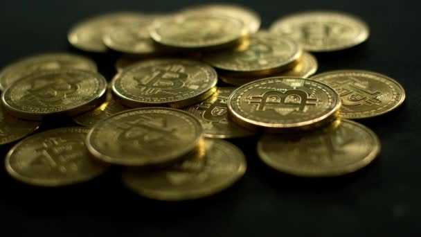 Goldener heller Bitcoin im Haufen — Stockvideo
