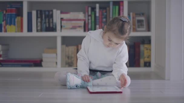 Menina com tablet no chão — Vídeo de Stock