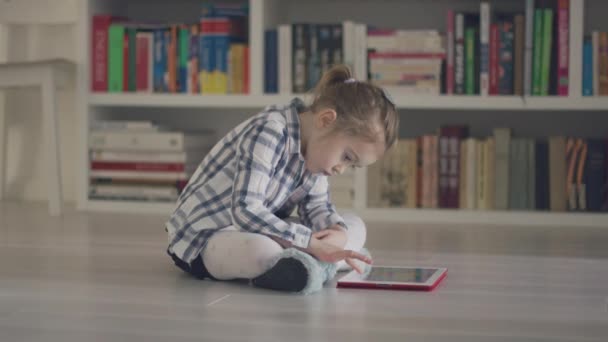 Kid met tablet op verdieping — Stockvideo