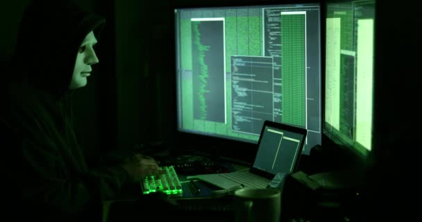 Hacker travaillant avec des ordinateurs — Video