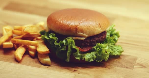 Hambúrguer delicioso com batatas fritas douradas — Vídeo de Stock