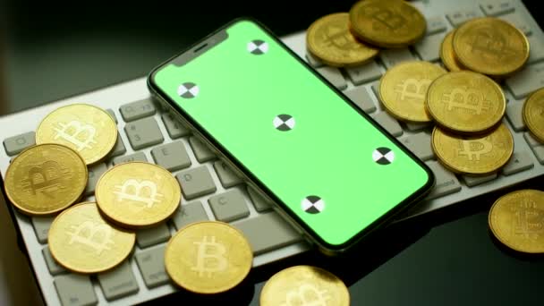 Telefono con schermo verde e bitcoin — Video Stock