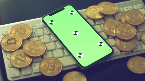 Cellulare con bitcoin d'oro — Video Stock