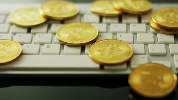 Bitcoin dorati sulla tastiera — Video Stock