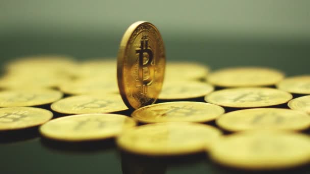 クローズ アップの黄金 bitcoins を輝く — ストック動画
