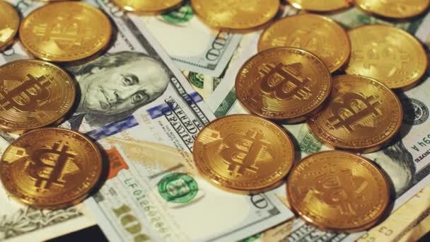 Bitcoins lumineux avec des dollars — Video