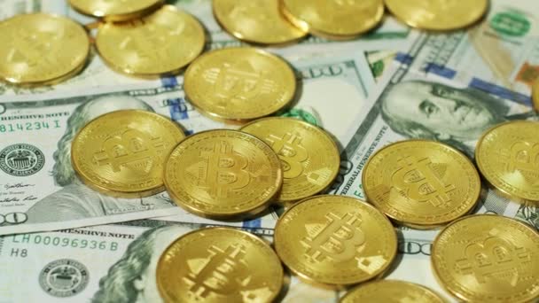 Блестящие золотые биткоины с банкнотами — стоковое видео