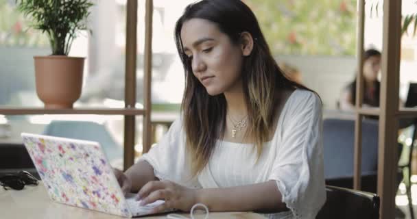 Mujer bastante joven con ordenador portátil — Vídeos de Stock