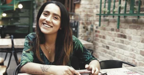 Wanita dengan tato duduk makan di luar ruangan — Stok Video