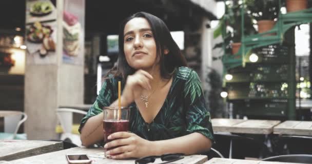 Sonriendo feliz amigable joven mujer — Vídeos de Stock