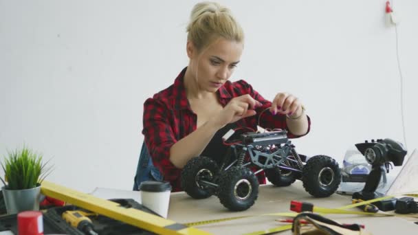 Žena opravovat rádiem řízené auto — Stock video
