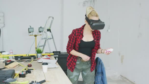 Auricular femenino en realidad virtual en taller — Vídeos de Stock